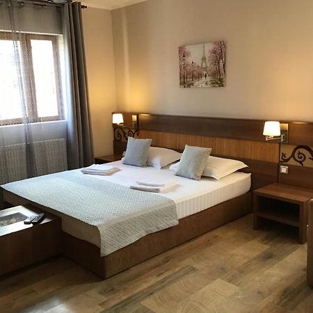 Rora Rose Hotel Boekarest Buitenkant foto