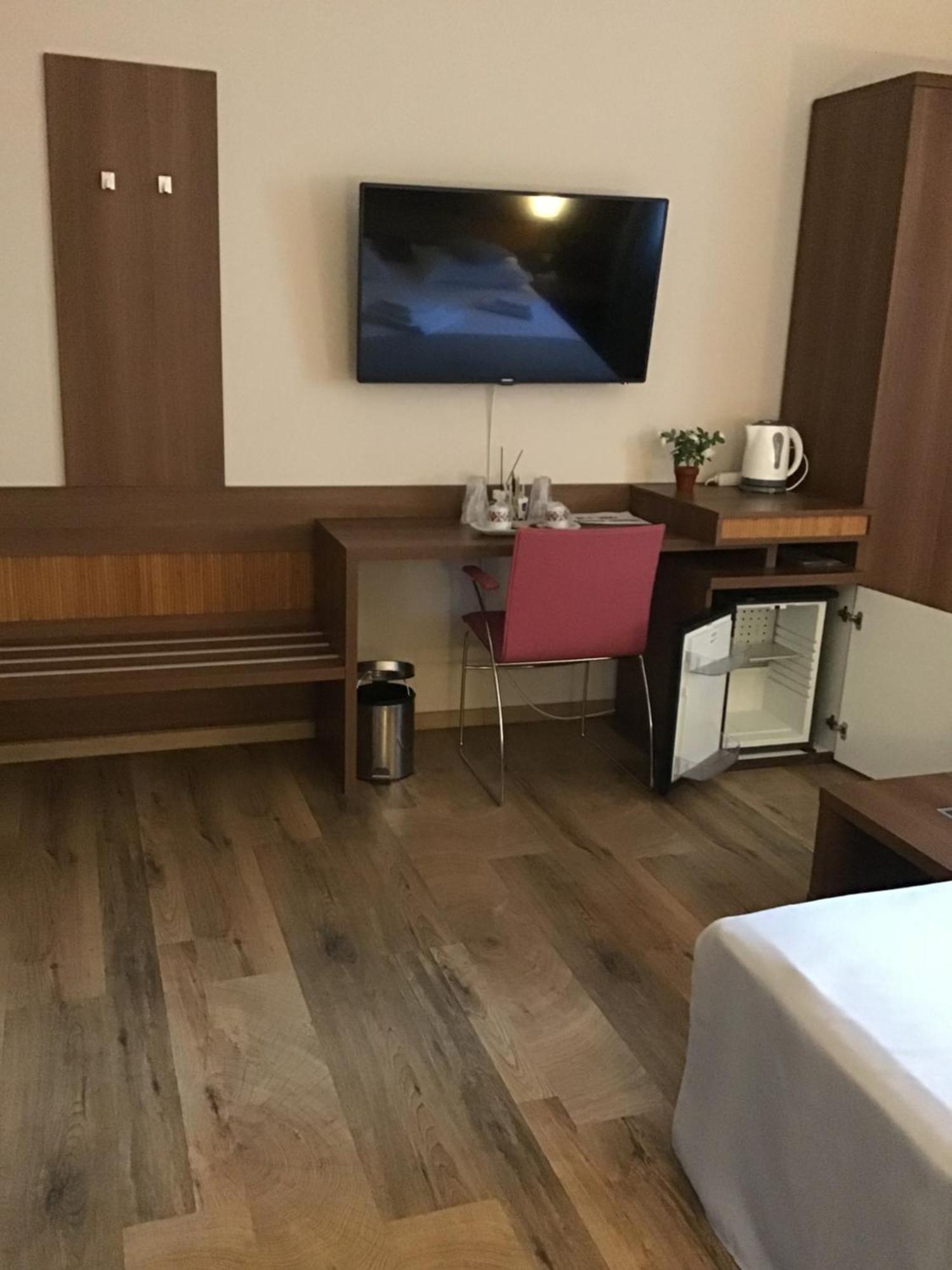 Rora Rose Hotel Boekarest Buitenkant foto